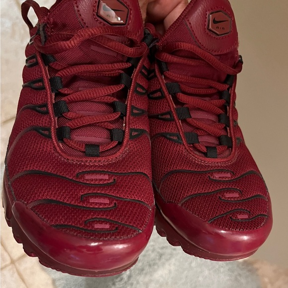 Nike Air Max burgundy in color - Picture 3 of 7